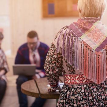 Gávttehas logaldalli guovtti guldaleaddji ovddas